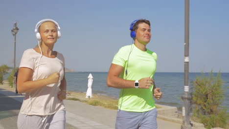 using smart watch during the morning jogging