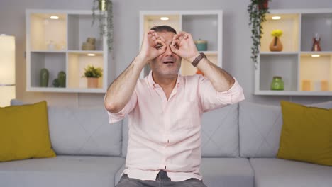 hombre con binoculares mirando hacia otro lado.