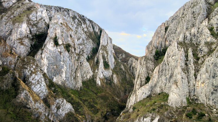 Vista aérea de drone de um cânion rochoso na Romênia. Penhascos rochosos com vegetação esparsa