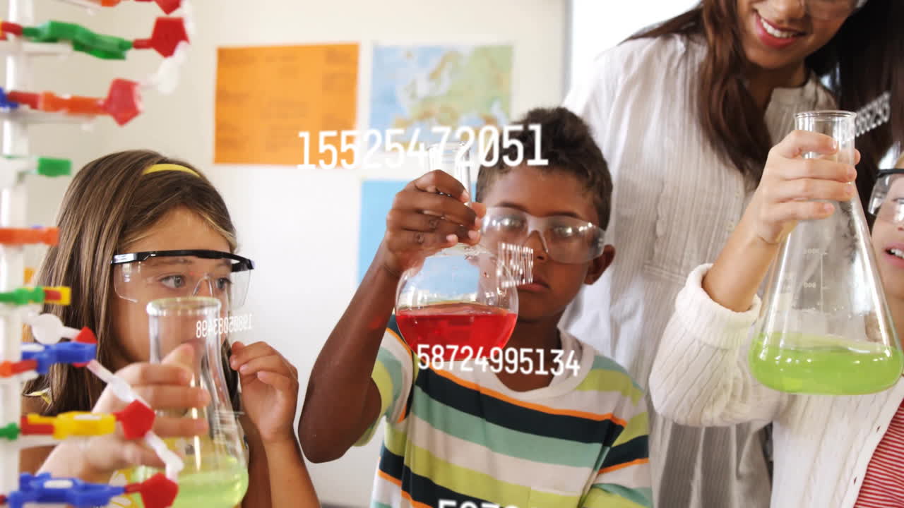 niños en el aula sosteniendo vasos con números de animación sobre ellos