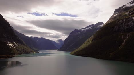 Aérea-De-Un-Lago-Rodeado-De-Montañas-En-Noruega