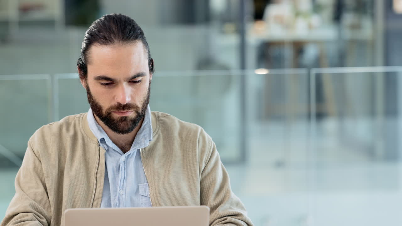 agente de marketing llamando a un cliente