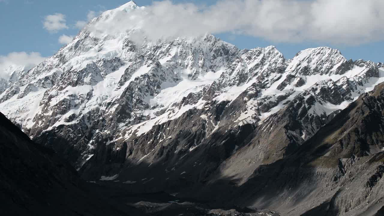 mount cook bajo el sol con icebergs en un lago glacial en primer plano