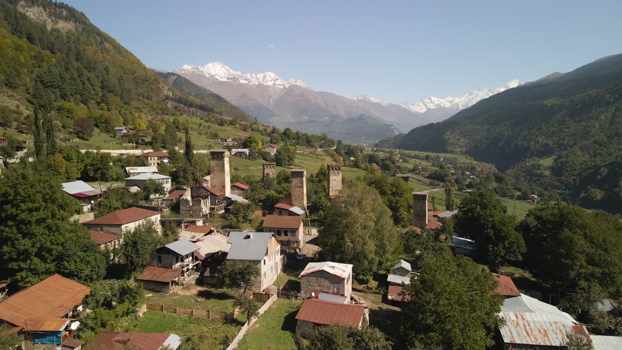 Vista de drone de uma área residencial com a montanha do Cáucaso ao fundo, Geórgia.