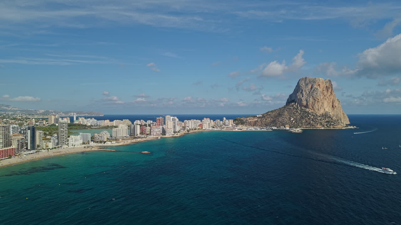 Ampio panorama aereo della baia di Calpe con il punto di riferimento Penon de Ifach, Spagna.