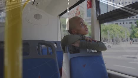 animación de la calle sobre mujer biracial sentada en el autobús