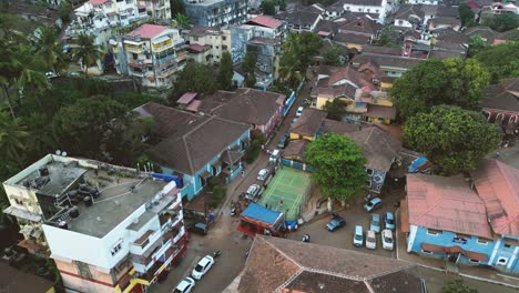 Vista-Aérea-De-Un-Campo-De-Fútbol-En-Medio-De-La-Ciudad-De-Old-Panjim---Old-Goa,-Sur-De-La-India