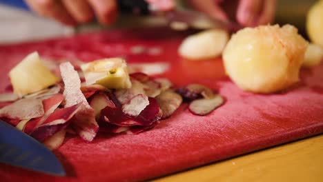 gros plan coupant une pêche pour faire une garniture de tarte aux fruits