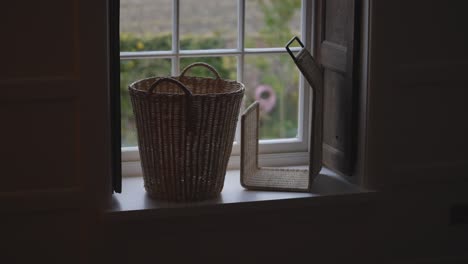 Cesta-De-Madera-Sentada-En-El-Alféizar-De-La-Ventana