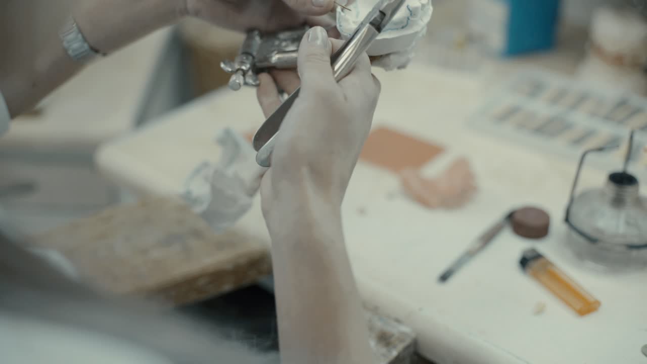 el proceso de creación de una corona y un yeso