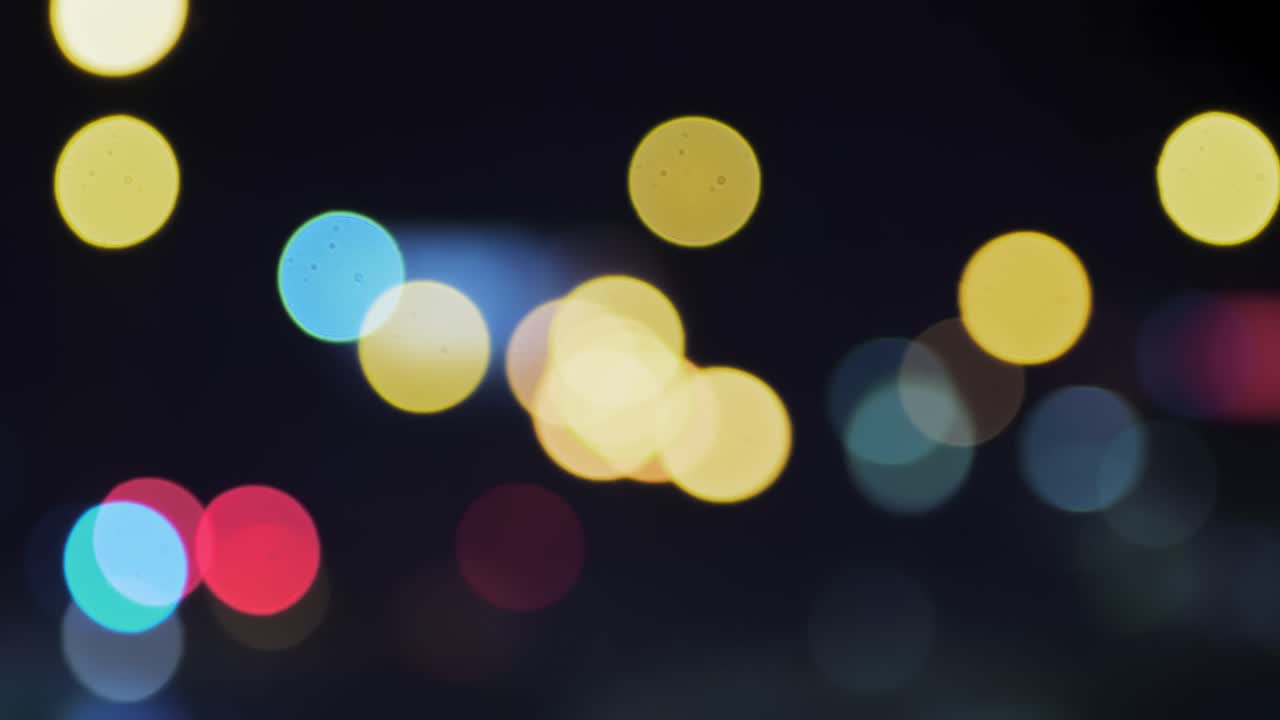 tráfico nocturno en la carretera y coches en movimiento