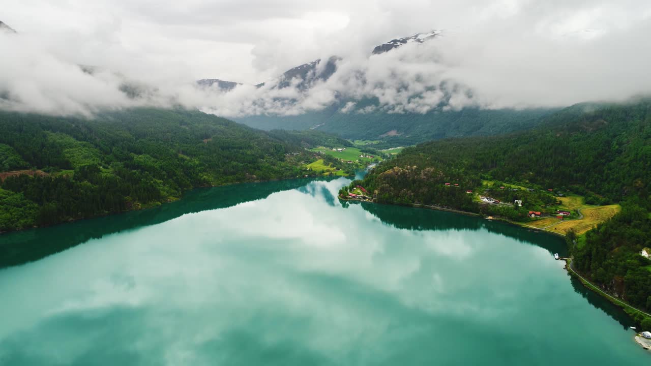 el lago lovatnet es una naturaleza hermosa de noruega.