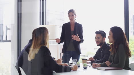 un grupo de jóvenes empresarios que tienen una sala de juntas