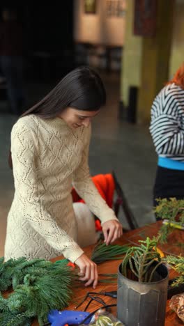 mujer creando un arreglo floral