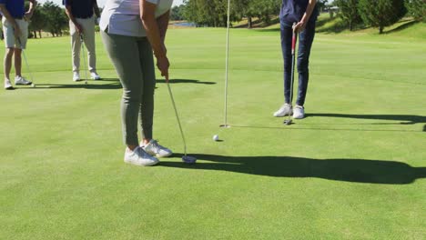 Unterteil-Zweier-Kaukasischer-Seniorinnen,-Die-An-Einem-Strahlend-Sonnigen-Tag-Auf-Dem-Golfplatz-Golf-üben