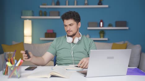 el pobre estudiante infeliz y triste.