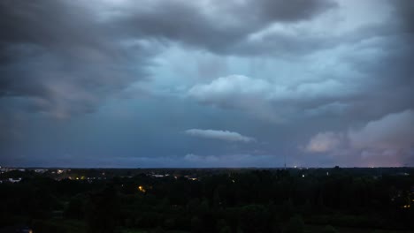 Zeitraffersequenz-Von-Gewitterblitzen-In-Der-Nacht-über-Einem-Dorf