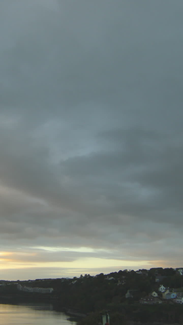 물 위의 아름다운 하늘