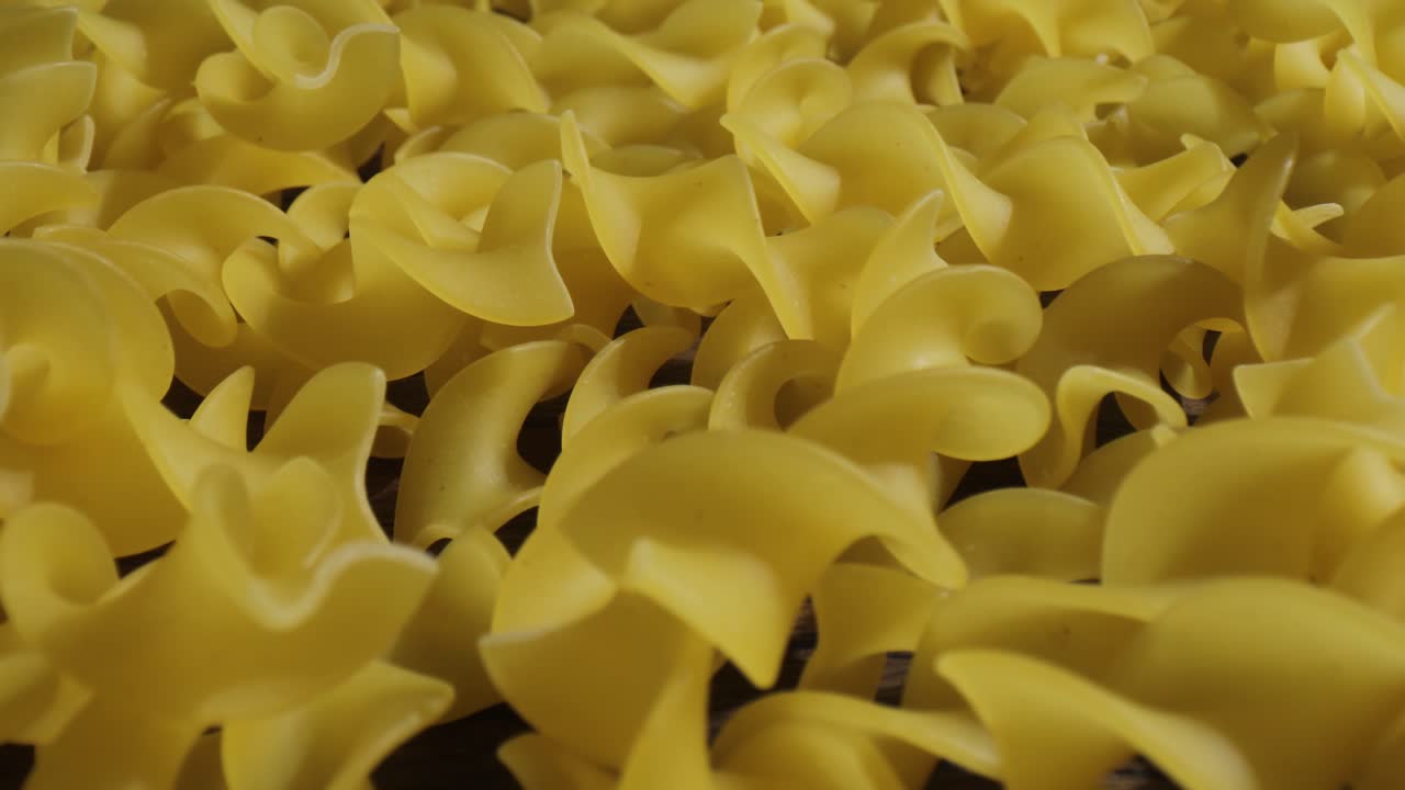 un primer plano de la pasta de fusilli.