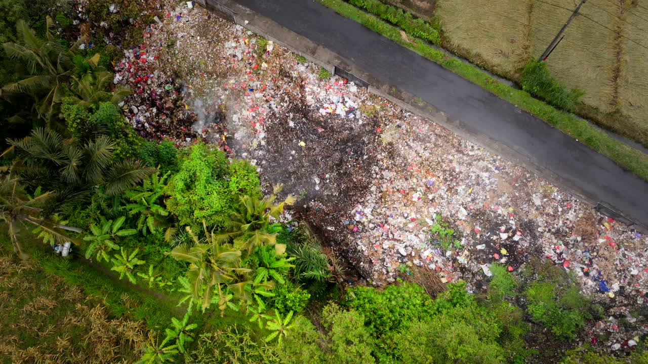 el retroceso de drones revela una carretera contaminada con basura arrojada en bali