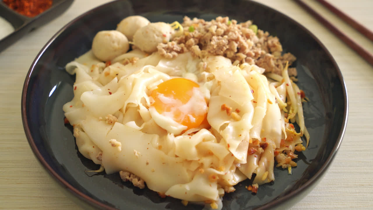 다진 돼지 고기, 미트볼, 계란을 곁들인 말린 매운 국수