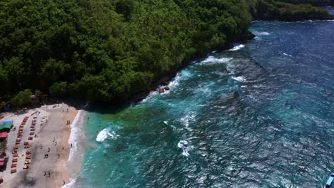 playa oculta de crystal bay en la costa oeste de nusa penida cerca de bali, indonesia