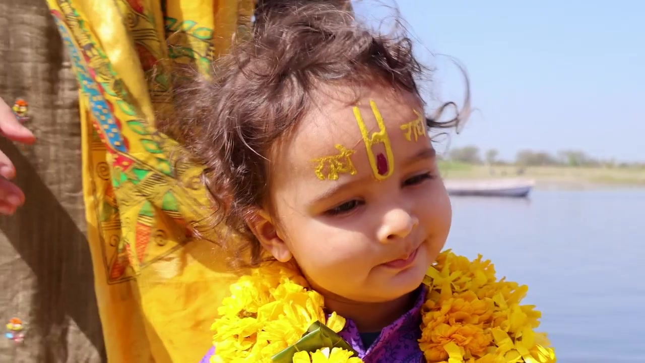 Giovane devoto con Tilak Vaishnava e sacra iscrizione Radhe al sacro Ghat di Yamuna a Vrindavan.