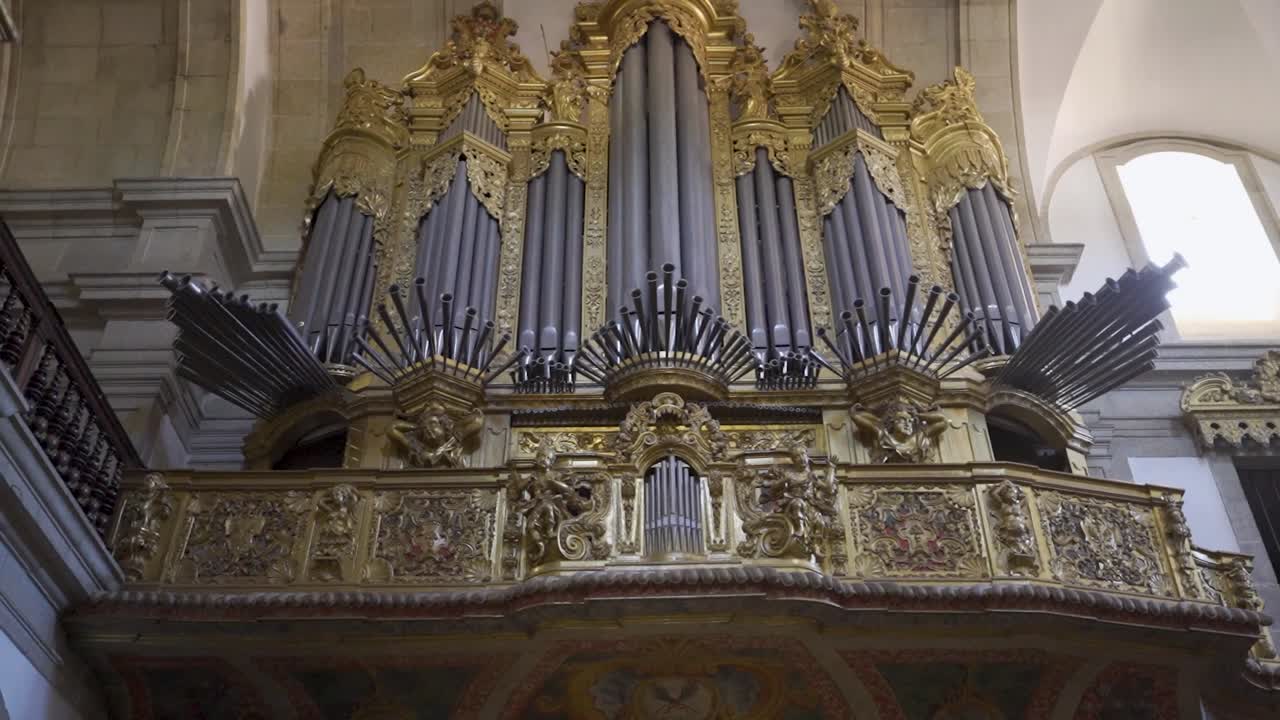 '산타 마팔다 데 아루카 수도원'이라고 불리는 포르투갈 수도원의 내부 모습. 아루카에 위치한 성스러운 예술 박물관이 포함되어 있습니다.