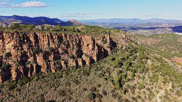 Vista panoramica di scogliere e colline in Spagna con cielo sereno
