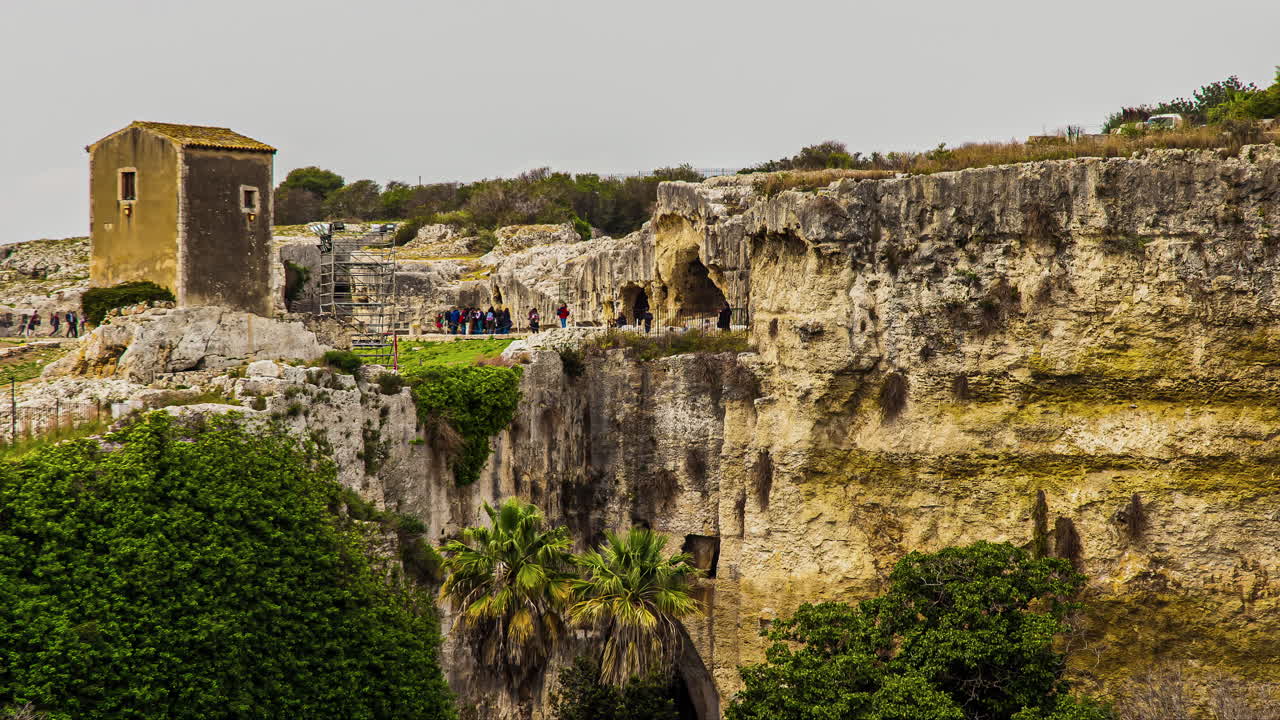 gente en latomie del paradiso - histórica antigua cantera con cuevas en siracusa, italia