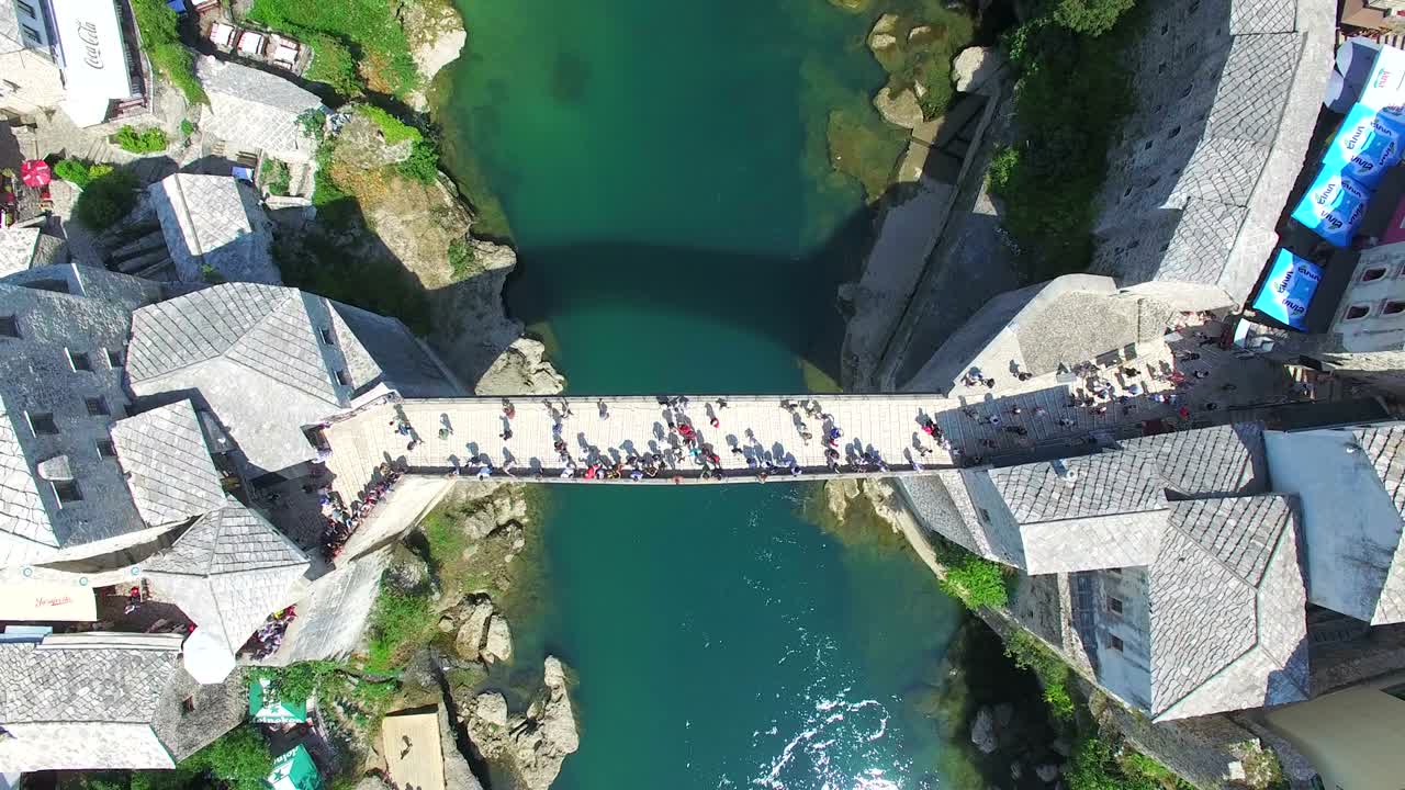 vista aérea de un lugar de baño junto al puente del río neretva en bosnia