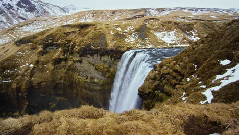 impresionante y mágico paisaje natural con la cascada de kirkjufell cerca de un volcán, capturado en un dron 4k, efecto cinematográfico aéreo que muestra el hermoso paisaje de islandia