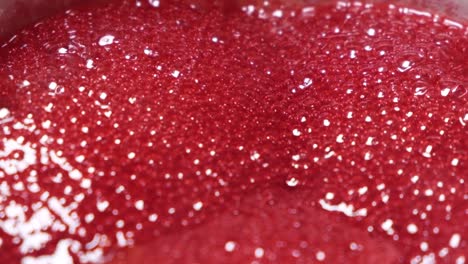burbujas rojas hirviendo. burbujas que se elevan en un líquido rojo espeso