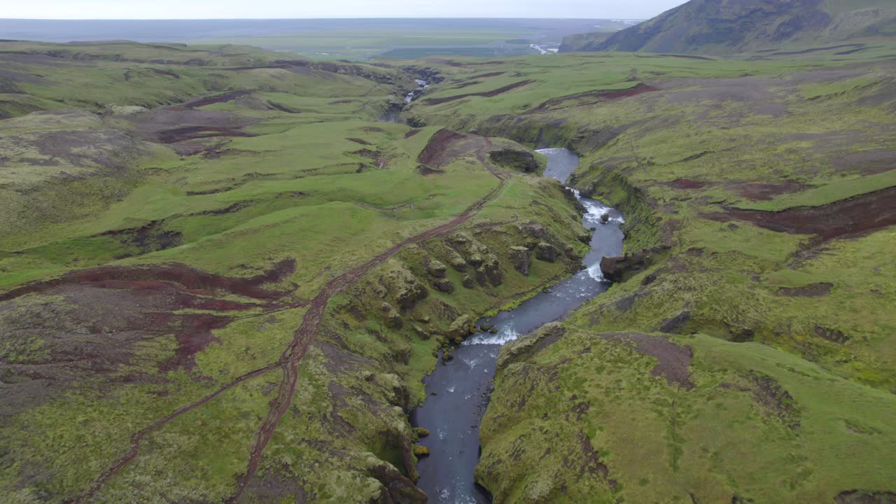 aérea por encima del terreno del famoso monumento natural y atracción turística de skogafoss falls y el sendero fimmvorduhals en islandia