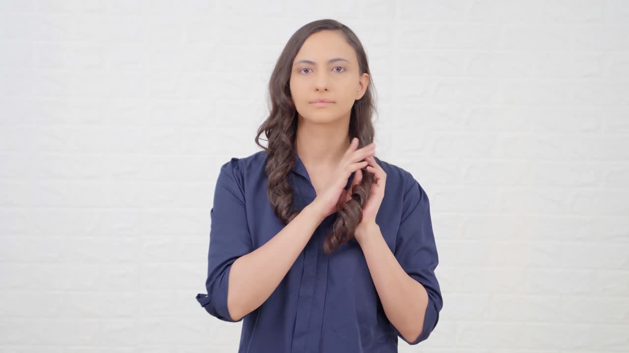 una joven india se está preparando