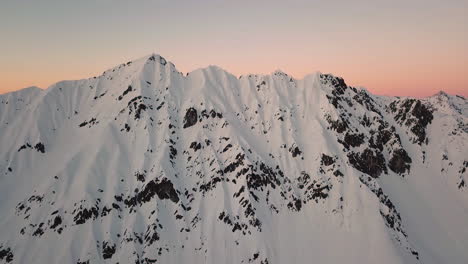 Epischer-Luftflug-In-Richtung-Berg-Sonnenuntergang-Abendspitzen-Inspirierend-Motivierend-Natur-Hintergrund-Uhd-4k