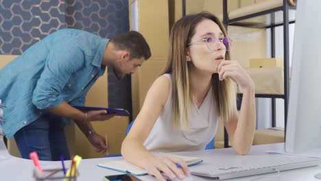 mujer empresaria y propietaria de una tienda en línea hombre que usa computadora en el lugar de trabajo.