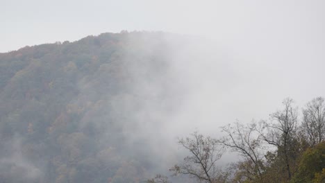 toma estática de las montañas de virginia occidental cubiertas de niebla espesa en el valle