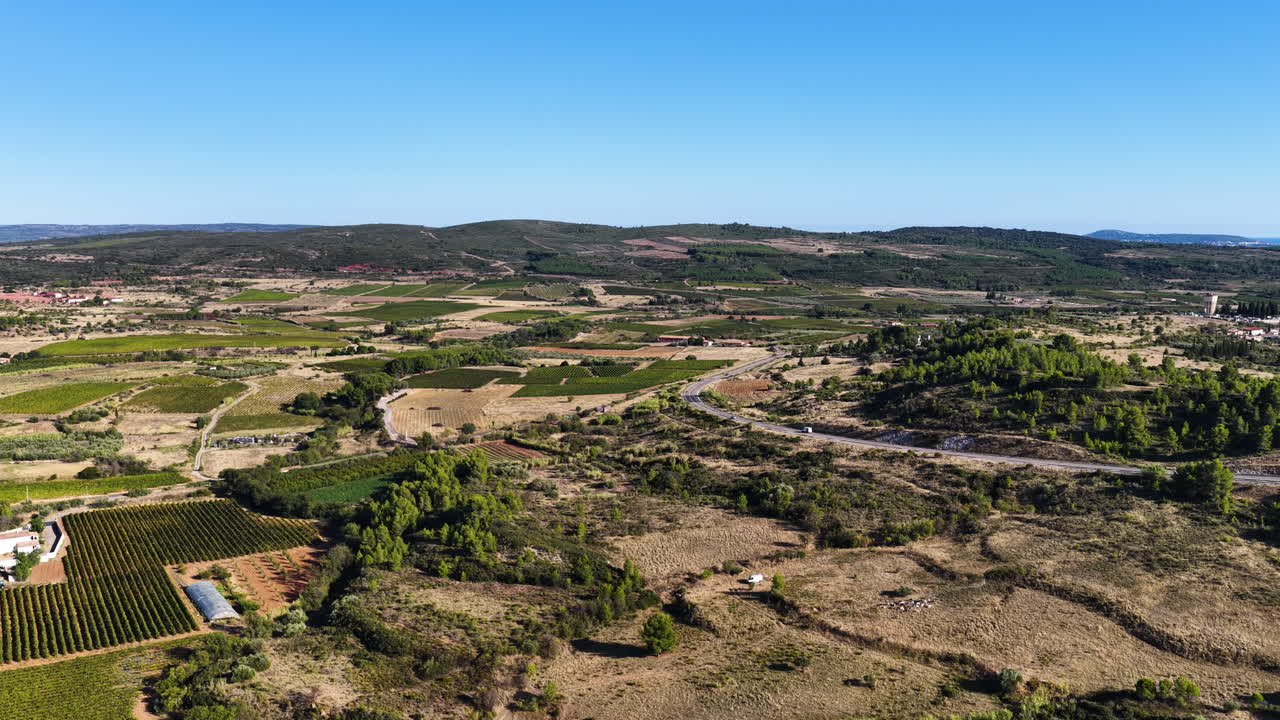 Veduta aerea con drone di terreni agricoli rurali, campi e dolci colline nella campagna europea.