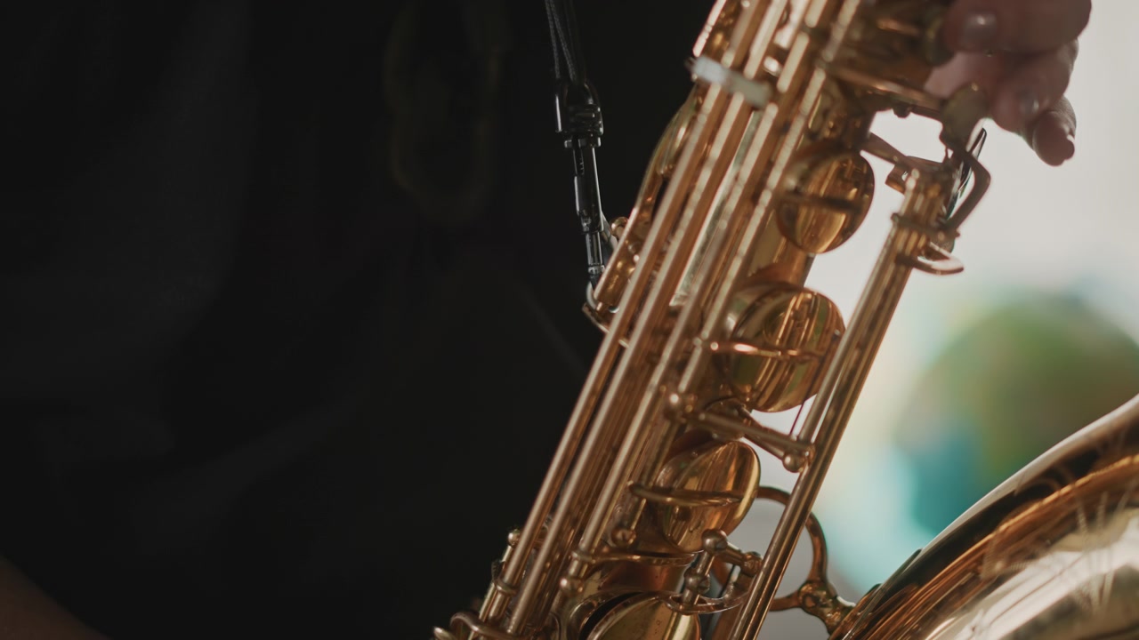 Primo piano delle dita sui tasti del sassofono durante una prova da solista, un musicista che si riscalda in sala prove, ottoni brillanti, pratica concentrata di articolazione e improvvisazione, camicia nera casual, tracolla visibile.