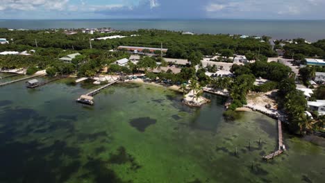 Llave-De-Plantación-En-Los-Cayos-De-Florida,-Vista-Aérea-Con-Muelles-Y-Casas