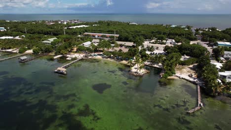 llave de plantación en los cayos de florida, vista aérea con muelles y casas