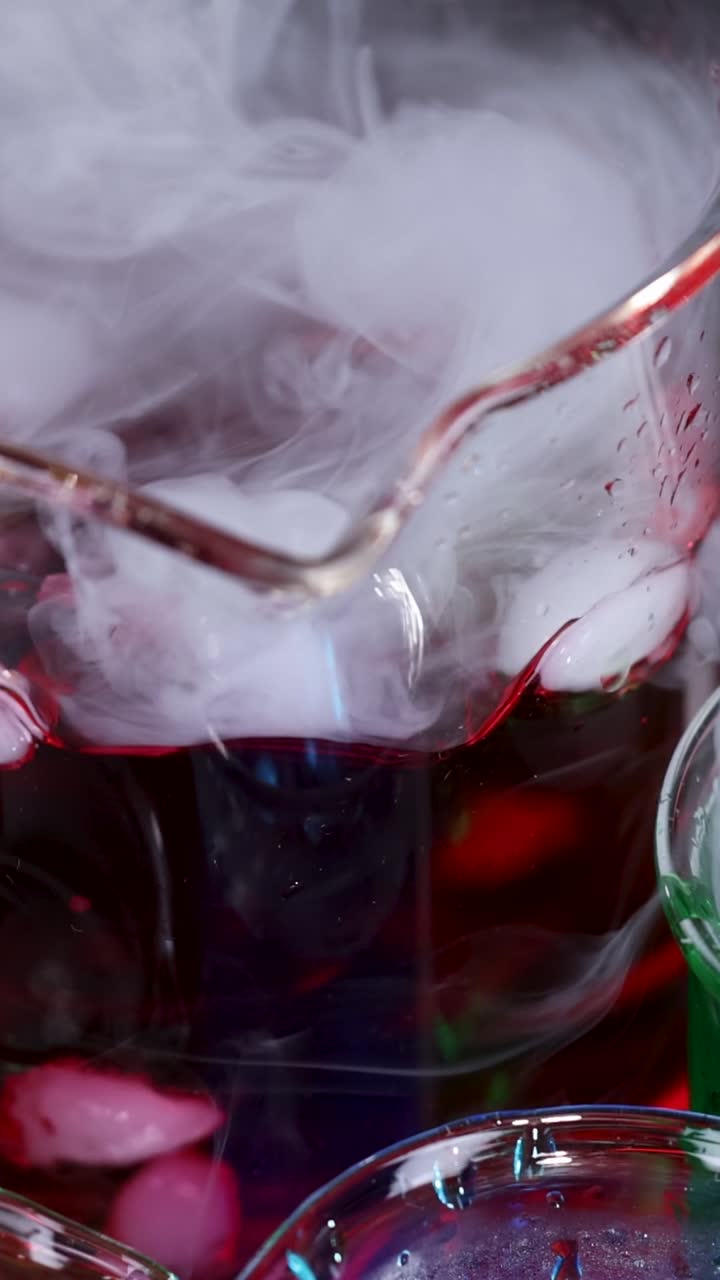 los vasos con hielo seco crean efectos de humo coloridos