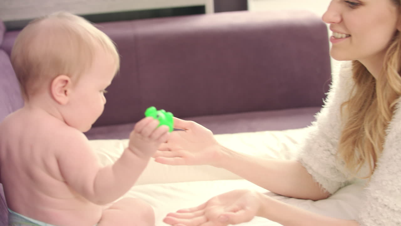 행복한 엄마가 아기를 키스합니다. 젊은 엄마가 아기를  ⁇ 안고 있습니다.