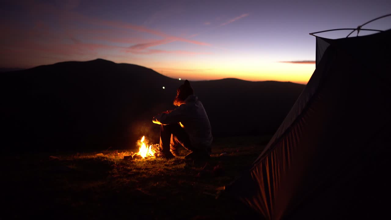 사람은 혼자 불타는 것을 즐긴다. 자연, 야생, 산, 일몰, 텐트 캠프.