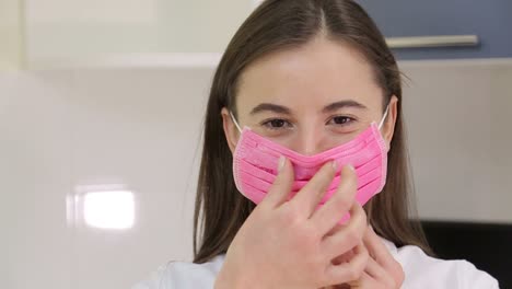 una mujer con una máscara rosa.