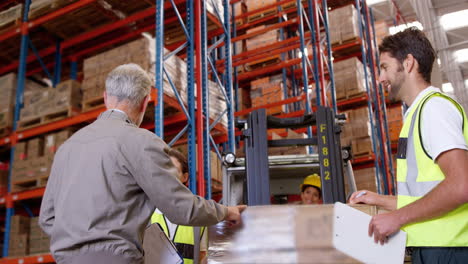 Warehouse-workers-working-together-