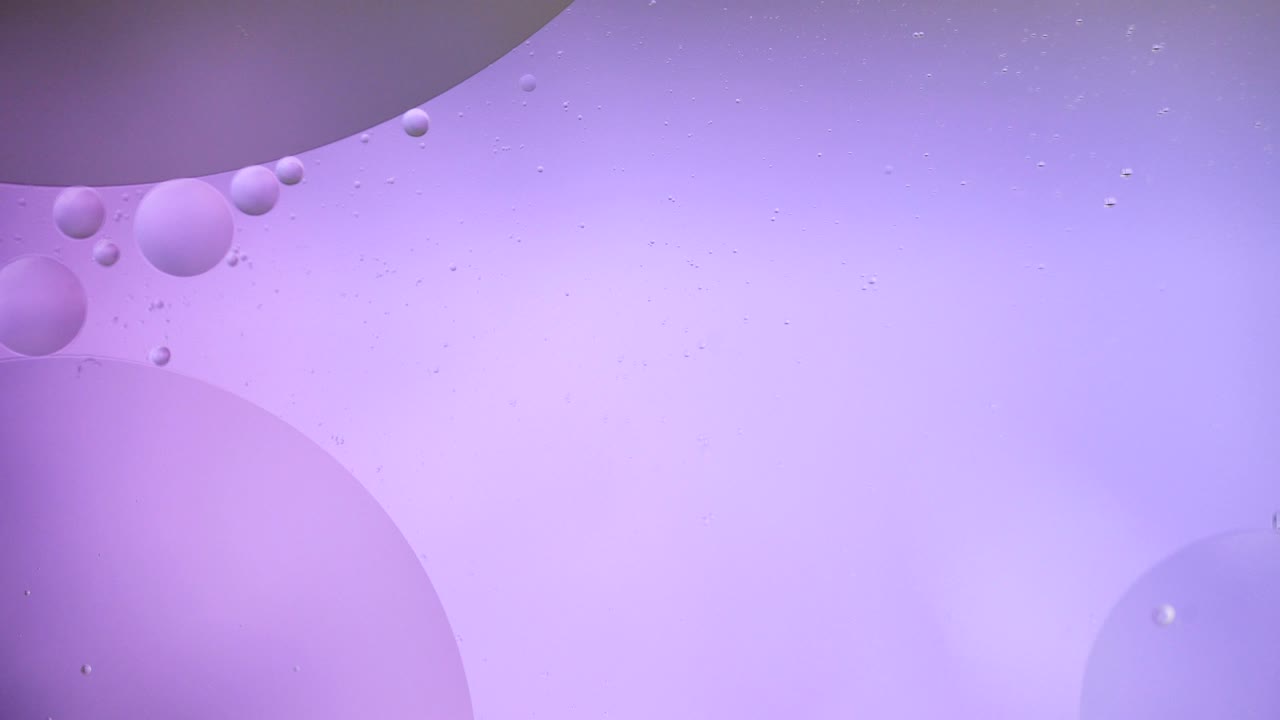 estructura fantástica de burbujas coloridas. movimiento caótico. pintura abstractamente colorida. vista superior. movimiento de burbuja en el líquido. superficie de aceite fondo multicolor. macro