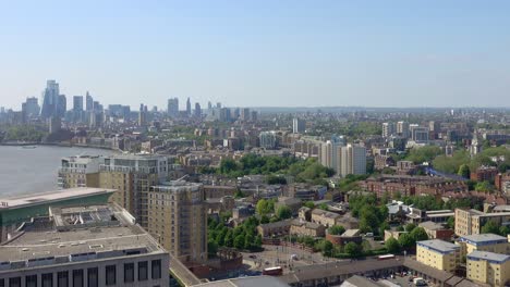 Desde-El-Distrito-Financiero-De-Canary-Wharf-Río-Abajo-Por-El-Támesis-Hacia-El-Centro-De-La-Ciudad-De-Londres