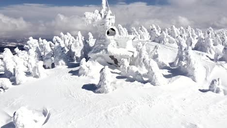 Antenne---Drohnenaufnahme-Des-Gefrorenen-Kontrollturms-Auf-Dem-Schneebedeckten-Berg,-Hakkoda,-Japan